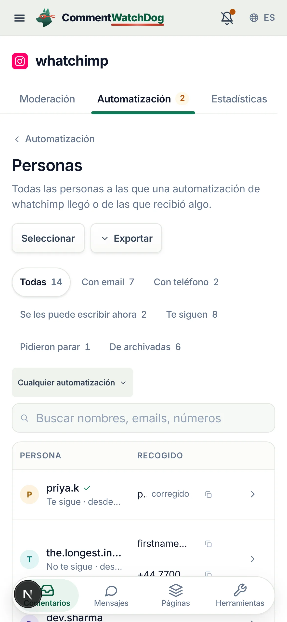 Personas en un teléfono.