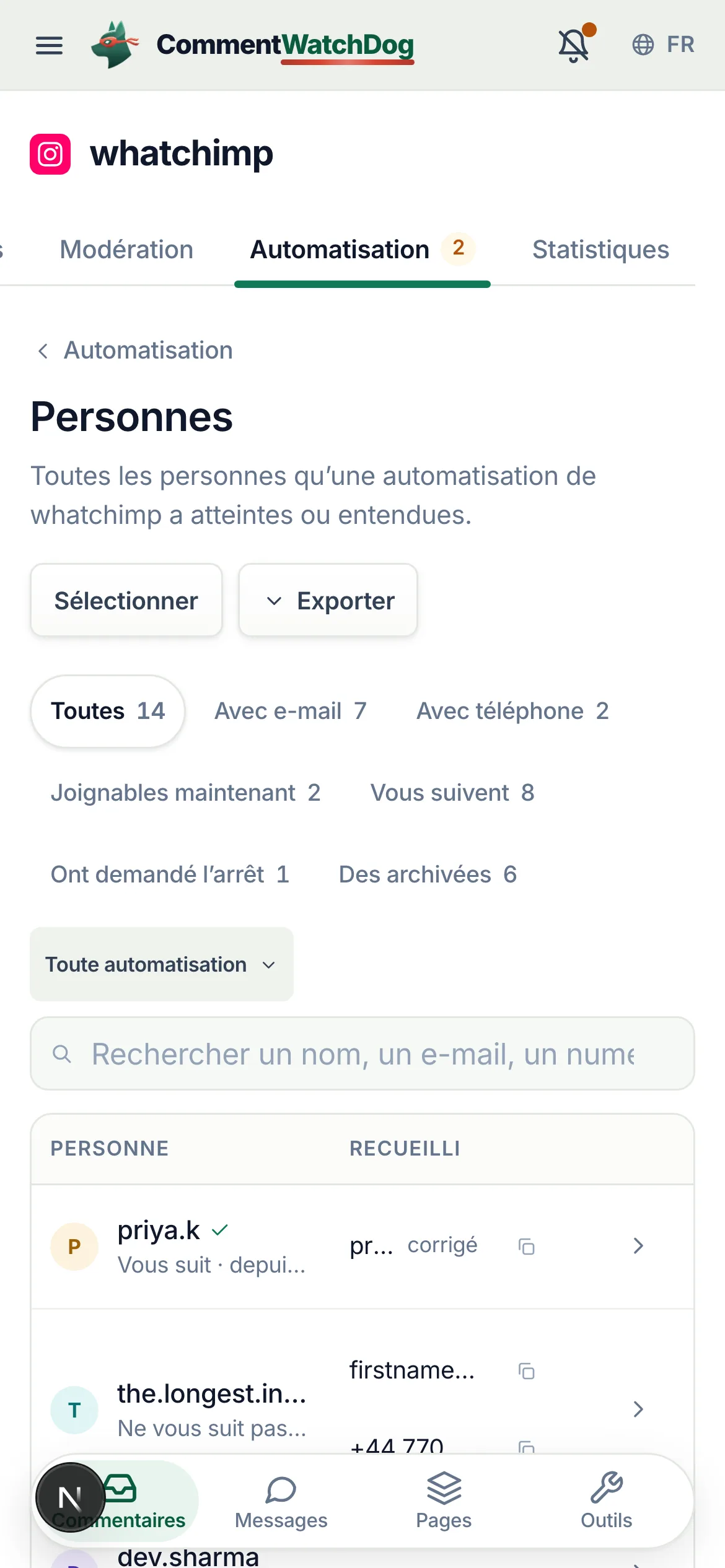 Personnes sur un téléphone.