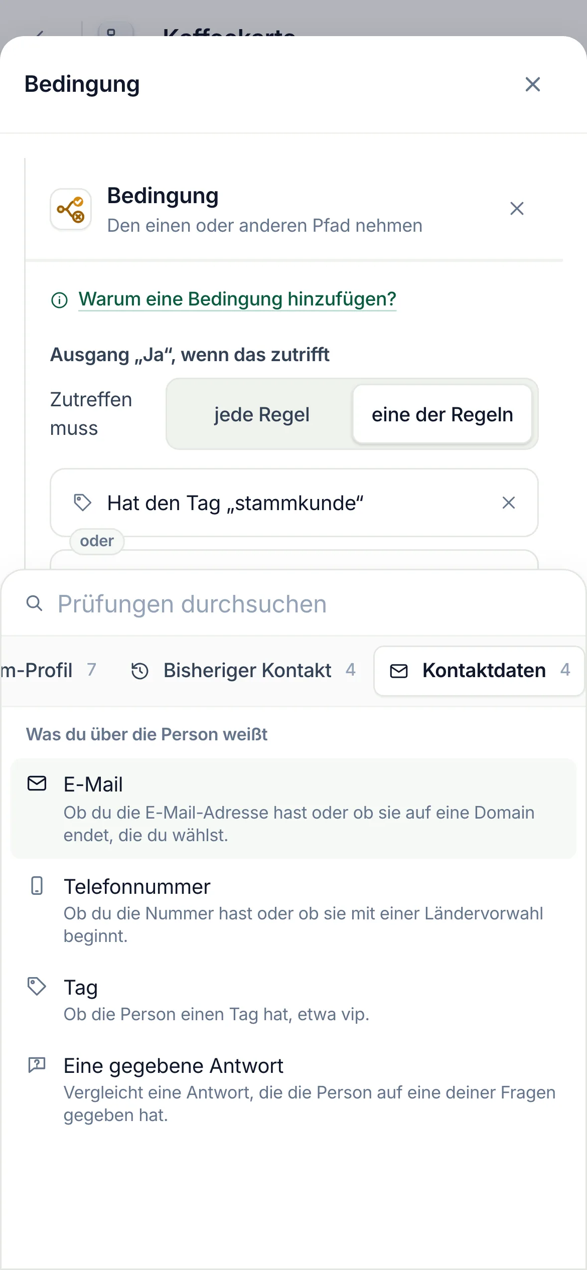 Auf dem Handy: „Kontaktdaten“ in der Reihe der Gruppen ausgewählt, darunter die Prüfungen.