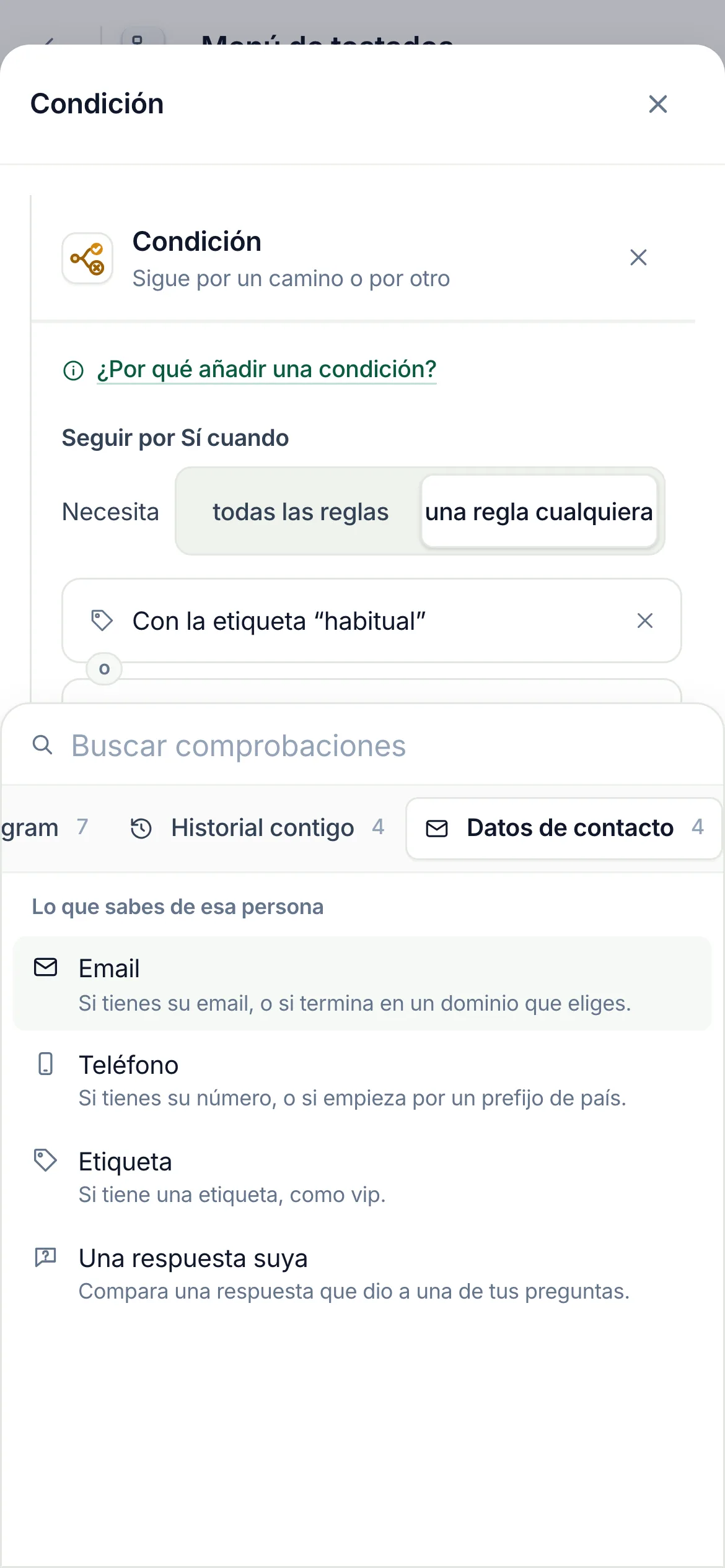 En un teléfono: Datos de contacto elegido en la fila de grupos, con sus comprobaciones debajo.