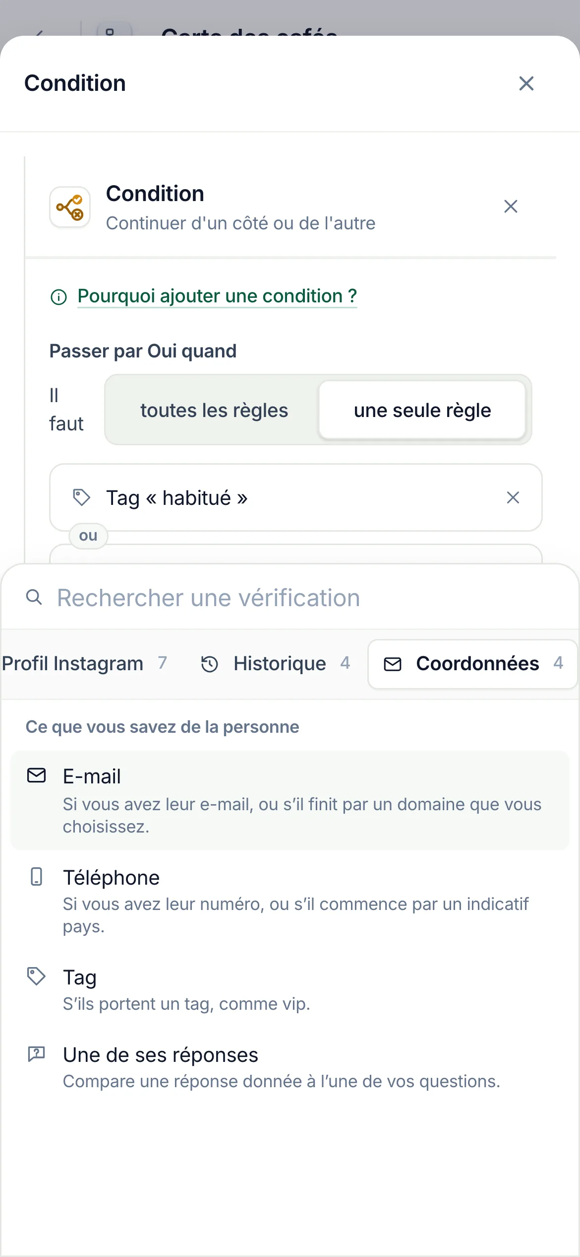 Sur un téléphone&nbsp;: Coordonnées choisi dans la rangée des groupes, ses vérifications dessous.