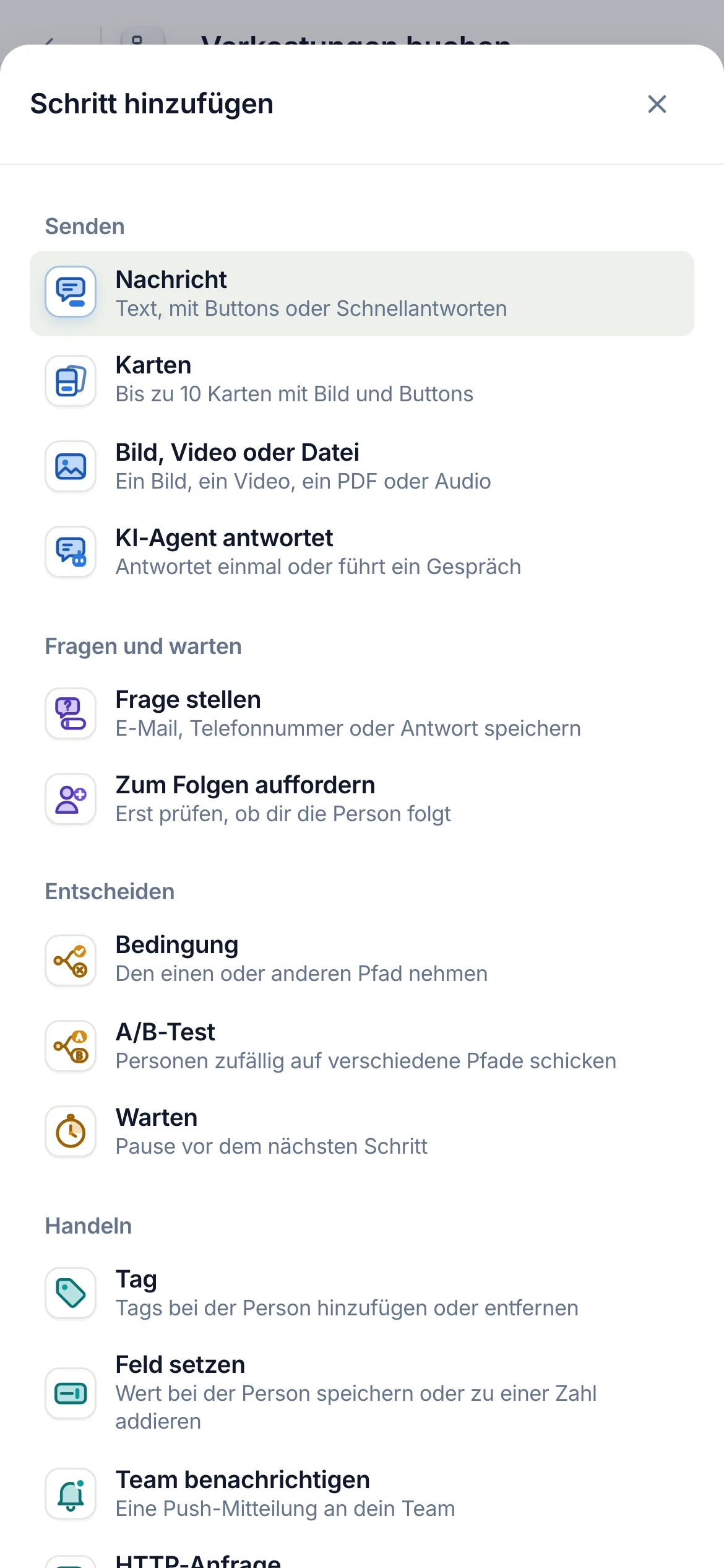 Auf dem Handy listet „Schritt hinzufügen“ dieselben Schritte auf: „Karten“ unter „Senden“.