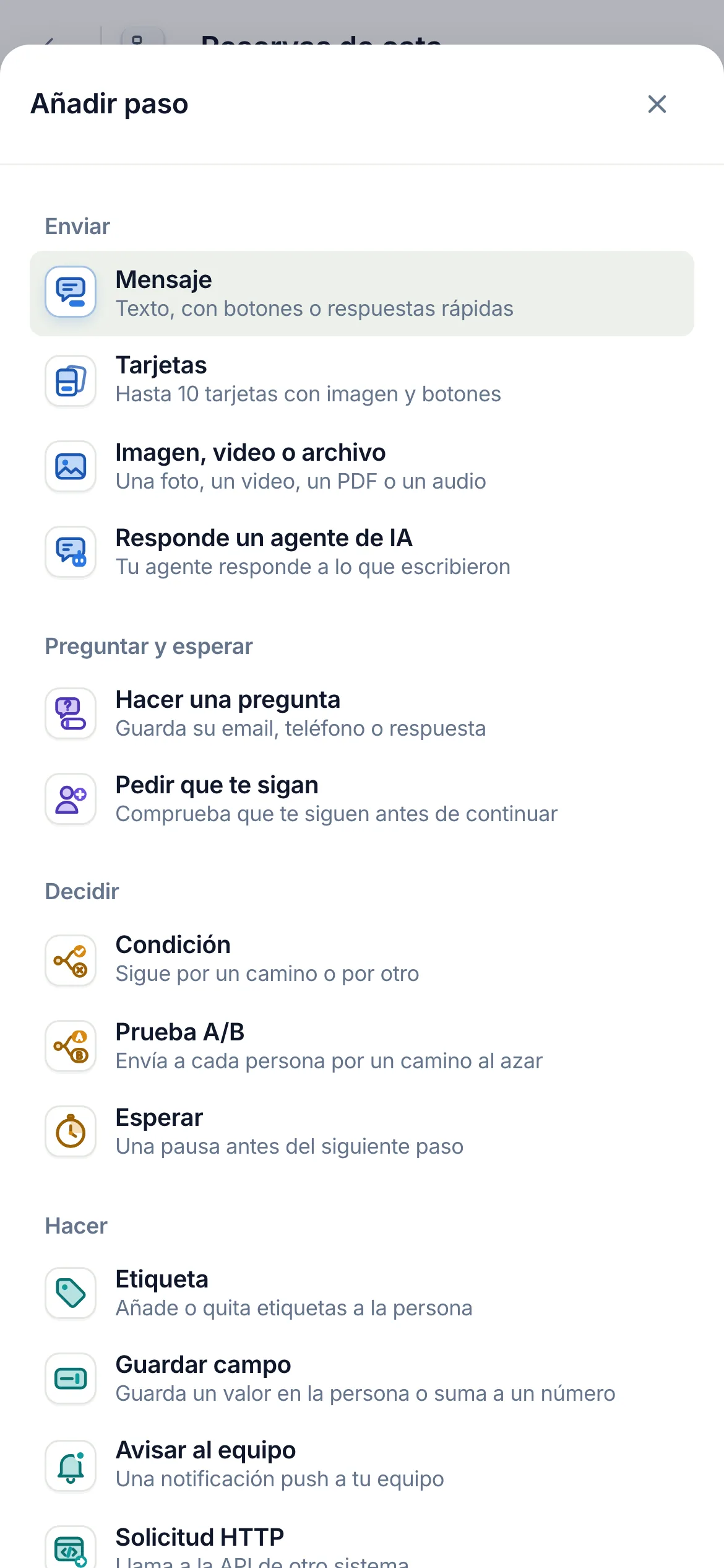 En un teléfono, Añadir paso muestra los mismos pasos: Prueba A/B, en Decidir.