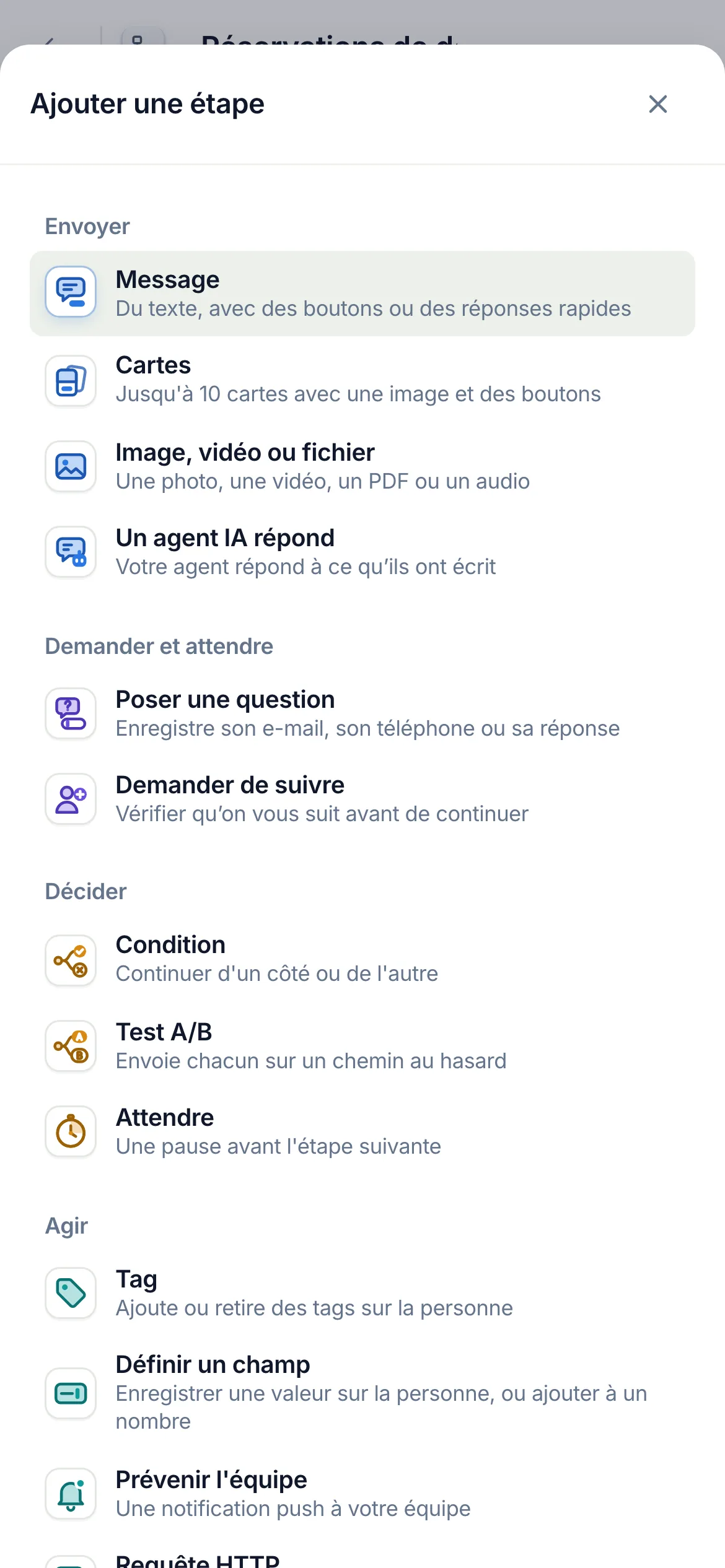 Sur un téléphone, Ajouter une étape liste les mêmes étapes&nbsp;: Test A/B, sous Décider.