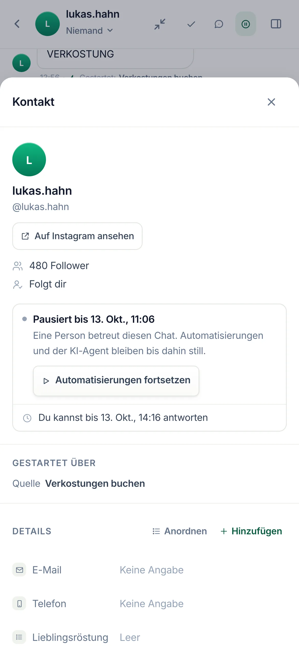 Das Kontakt-Sheet über einem Chat auf dem Handy: das Instagram-Profil der Person, für diesen Chat pausierte Automatisierungen mit „Automatisierungen fortsetzen“ und der Flow, aus dem der Chat kam.