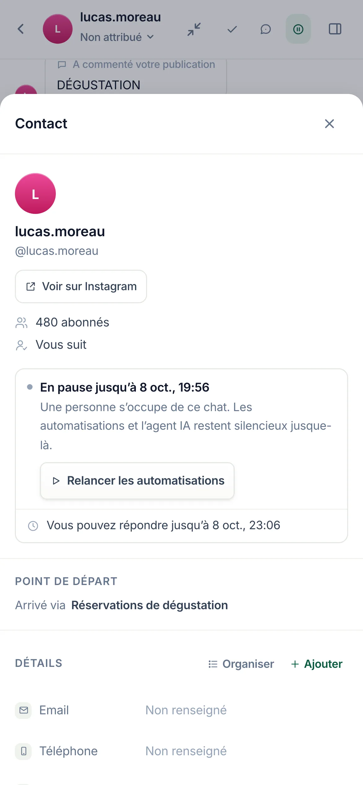 La Boîte de réception en direct avec le chat de lucas.moreau&nbsp;: les messages de l’automatisation marqués, et le panneau du contact qui affiche En pause jusqu’à, avec l’heure, et Relancer les automatisations.