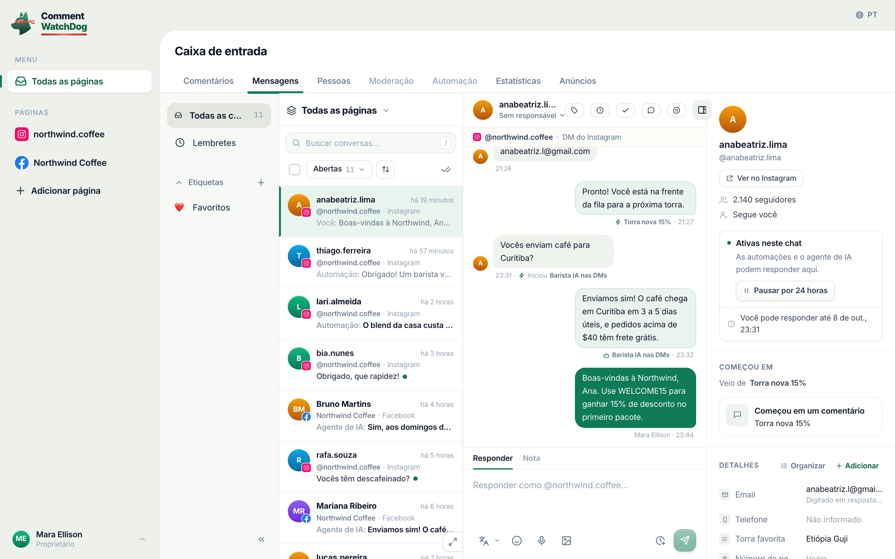 A caixa de entrada ao vivo: uma cliente pergunta se a loja envia grãos para Toronto e a resposta está identificada como Barista IA nas DMs; o painel do contato mostra o e-mail, as tags e os campos dela.