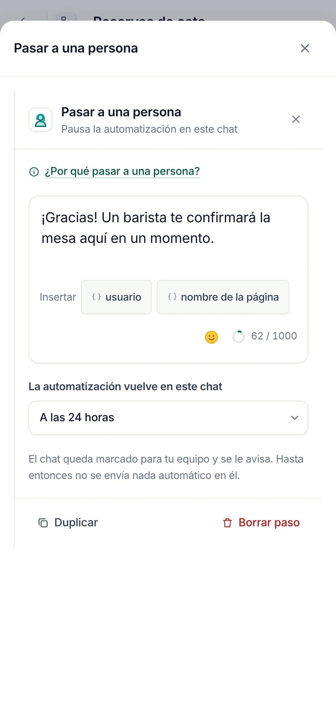 El constructor de flujos con Pasar a una persona seleccionado: el mensaje que se envía primero y La automatización vuelve en este chat puesto en A las 24 horas.
