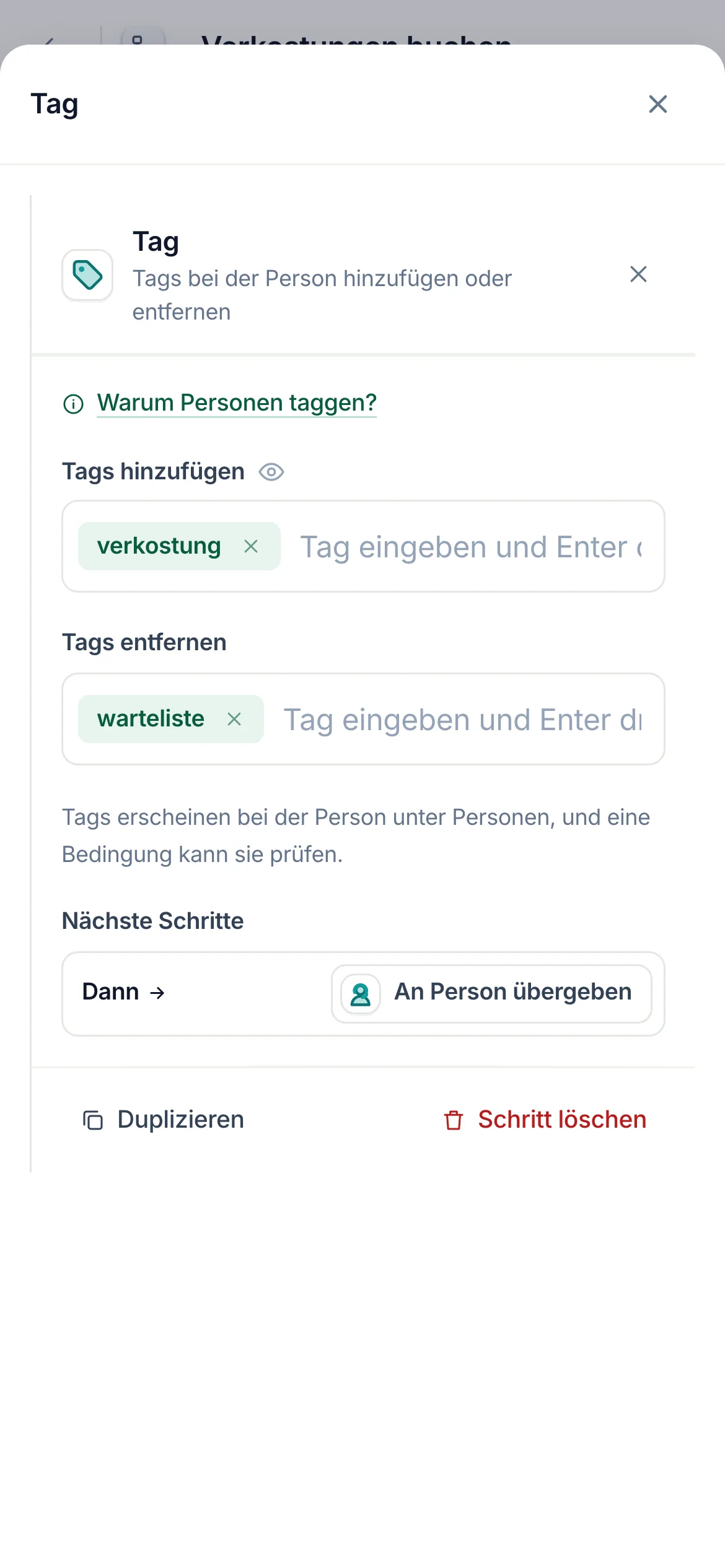 Der Flow-Builder mit ausgewähltem Schritt Tag: + verkostung und − warteliste nach der Frage, mit Tags hinzufügen und Tags entfernen in den Einstellungen.