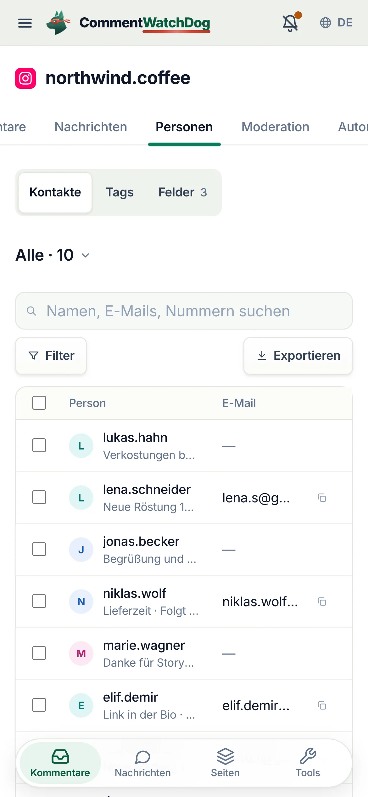 Personen auf dem Handy: die Ansichten „Kontakte“, „Tags“ und „Felder“, Suche, „Filter“, „Exportieren“ und die Kontaktliste.