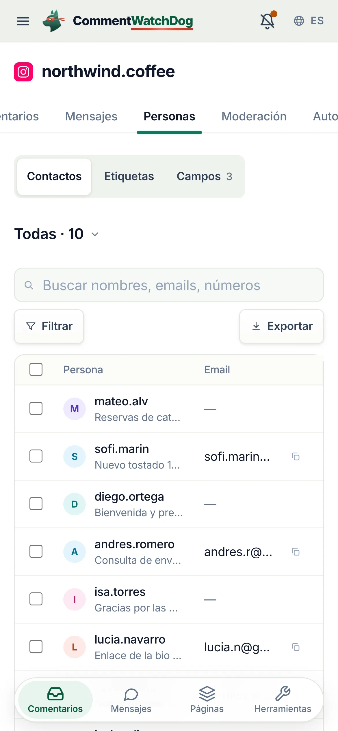 Personas en un teléfono: Contactos, Etiquetas y Campos, la búsqueda, Filtrar y Exportar, y luego la lista con cada persona, la automatización de la que vino y su email.