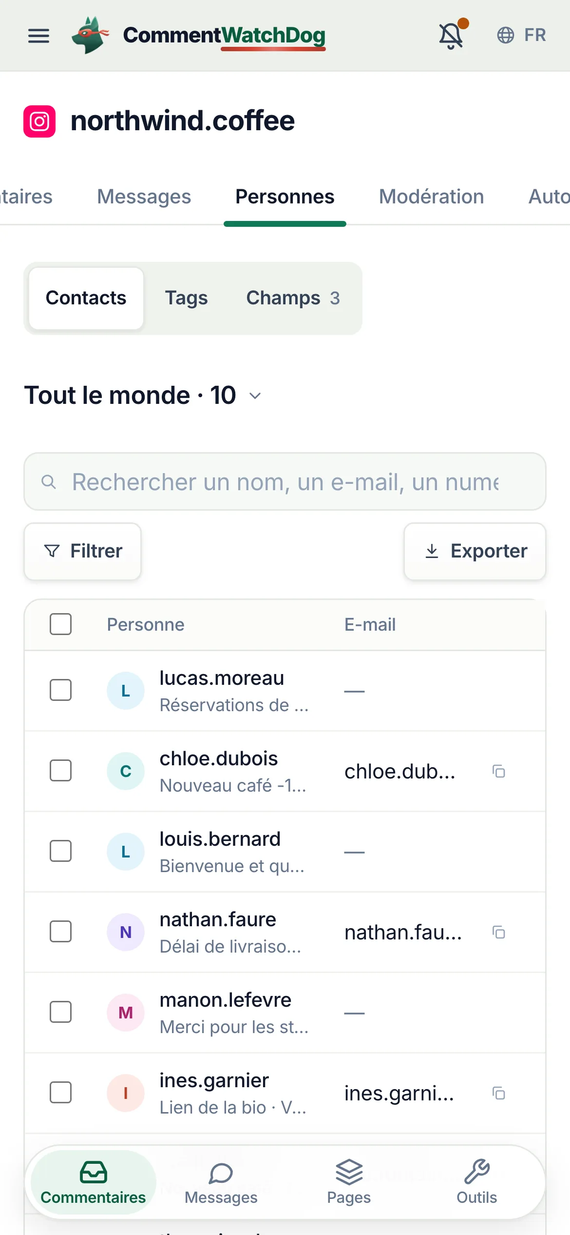 Personnes sur un téléphone&nbsp;: Contacts, Tags et Champs, la recherche, Filtrer et Exporter, puis la liste avec chaque personne, l’automatisation d’où elle vient et son e-mail.