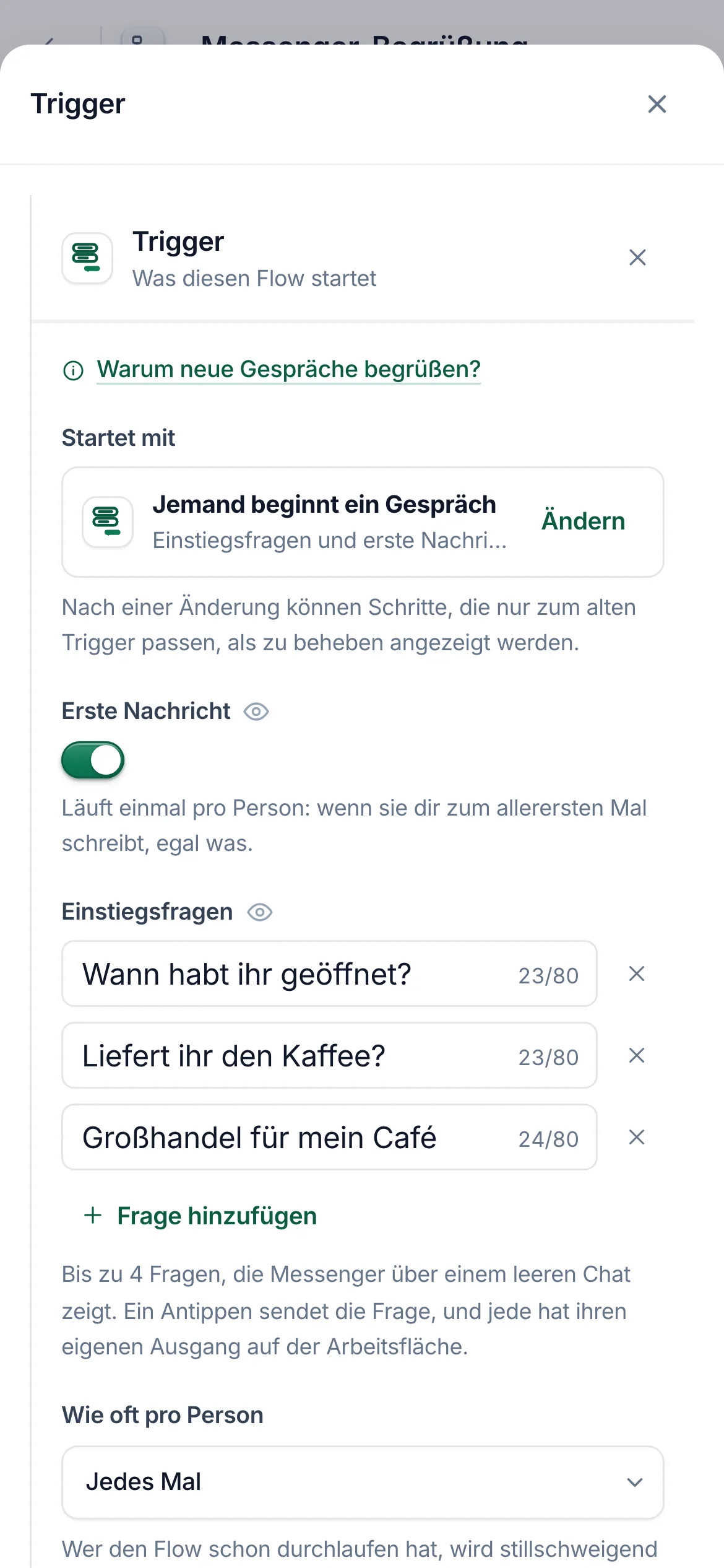Der Flow-Builder mit ausgewähltem Gesprächs-Trigger: drei Einstiegsfragen, jede ein eigener Ausgang auf der Arbeitsfläche.