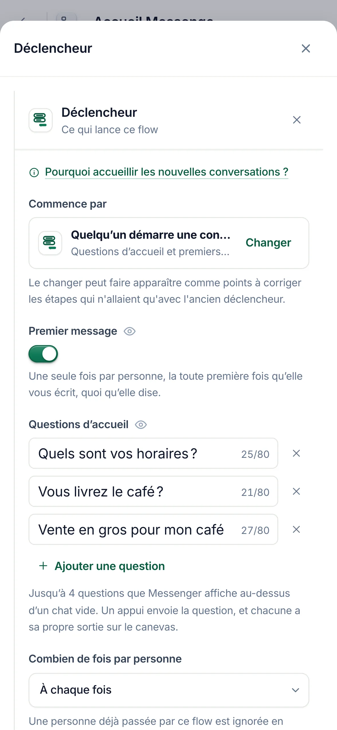 Le déclencheur d’un flow de bienvenue Messenger dans le créateur de flows&nbsp;: l’interrupteur Premier message est activé, et il y a trois questions d’accueil&nbsp;: «&nbsp;Quels sont vos horaires&nbsp;?&nbsp;», «&nbsp;Livrez-vous du café en grains&nbsp;?&nbsp;» et «&nbsp;Vente en gros pour mon café&nbsp;».