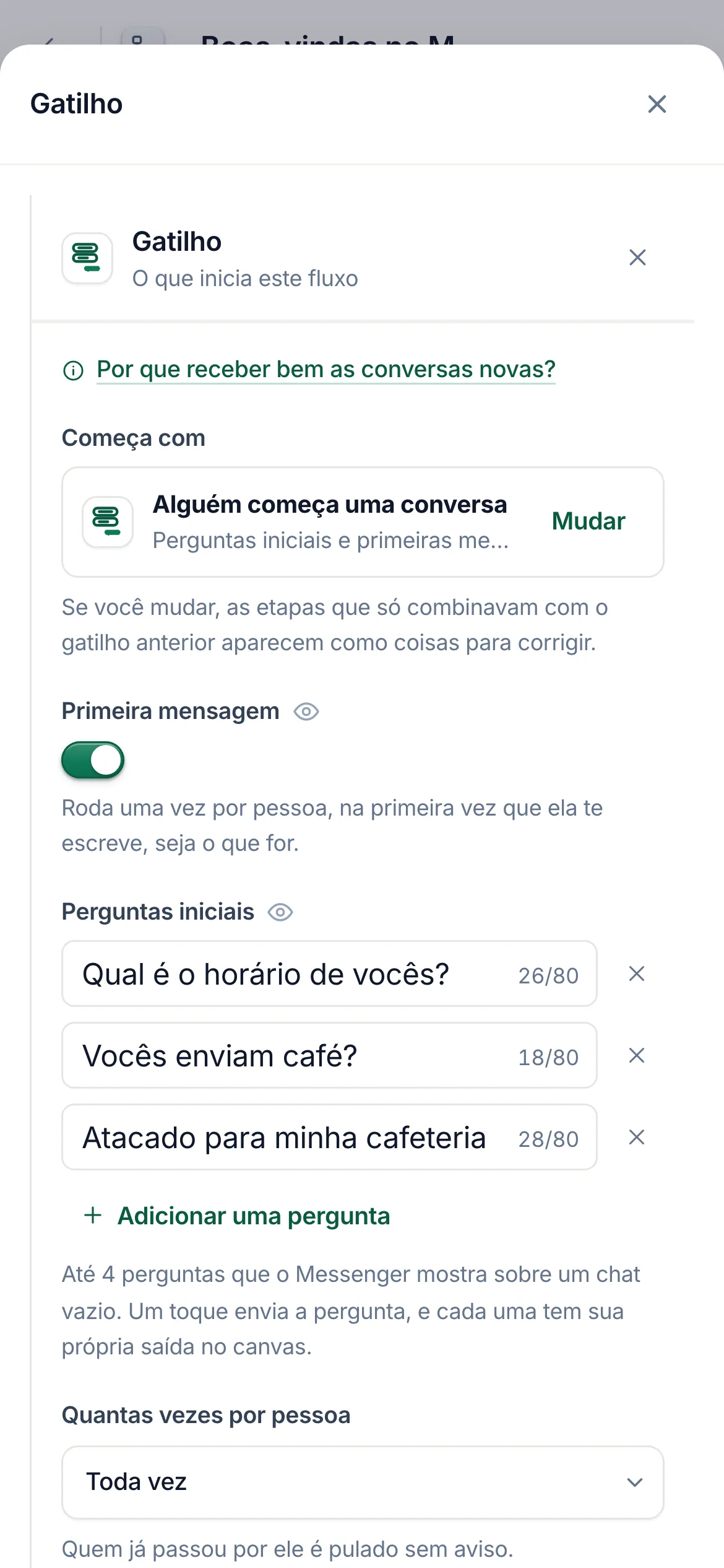 O gatilho de um fluxo de boas-vindas do Messenger no criador de fluxos: a chave Primeira mensagem está ligada, e há três perguntas iniciais: Qual é o horário de vocês?, Vocês enviam café? e Atacado para minha cafeteria.