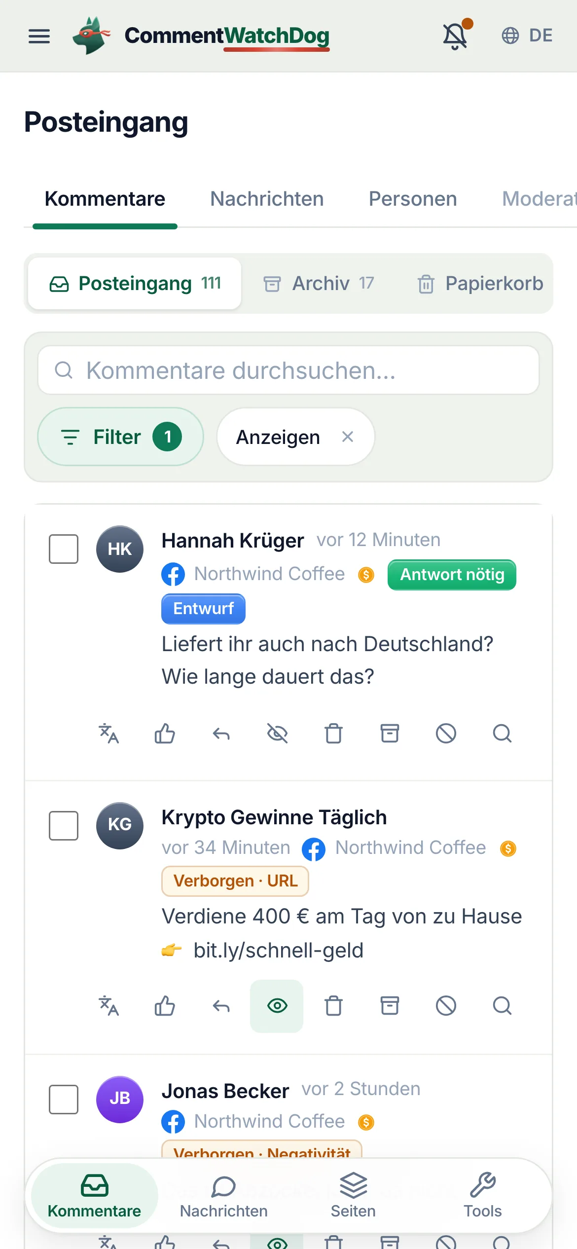 Der Posteingang von CommentWatchDog, gefiltert auf Kommentare zu Anzeigen: Jede Zeile trägt die Anzeigenmarkierung, ein Chip „Verborgen“ nennt die Regel, die gegriffen hat, und eine echte Frage wartet auf eine Antwort.