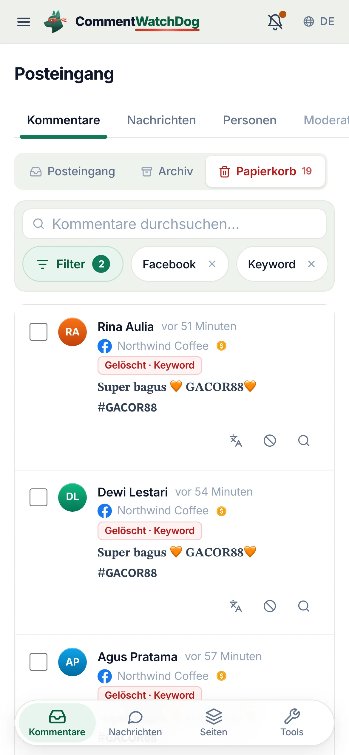 Der Papierkorb, gefiltert nach Facebook und der Regel „Keywords“: derselbe fett gesetzte Glücksspiel-Satz von sechs Konten, ein gekauftes Muster nach Skript, jeder von der Regel gelöscht, der Chip in der ersten Zeile markiert.
