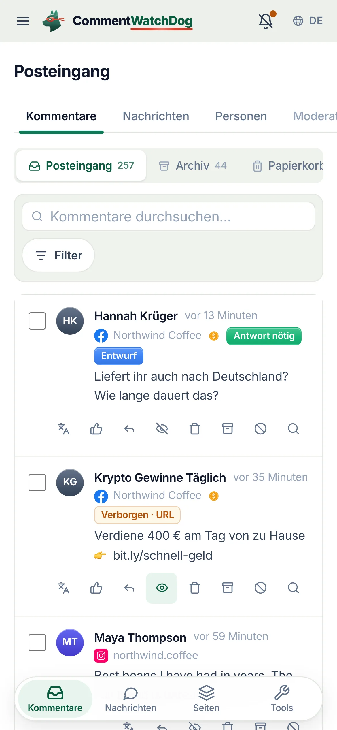 Der Posteingang von CommentWatchDog: jeder Kommentar von jeder Seite und Anzeige in einer Liste, mit einem Chip an jedem verborgenen, der seine Regel nennt.