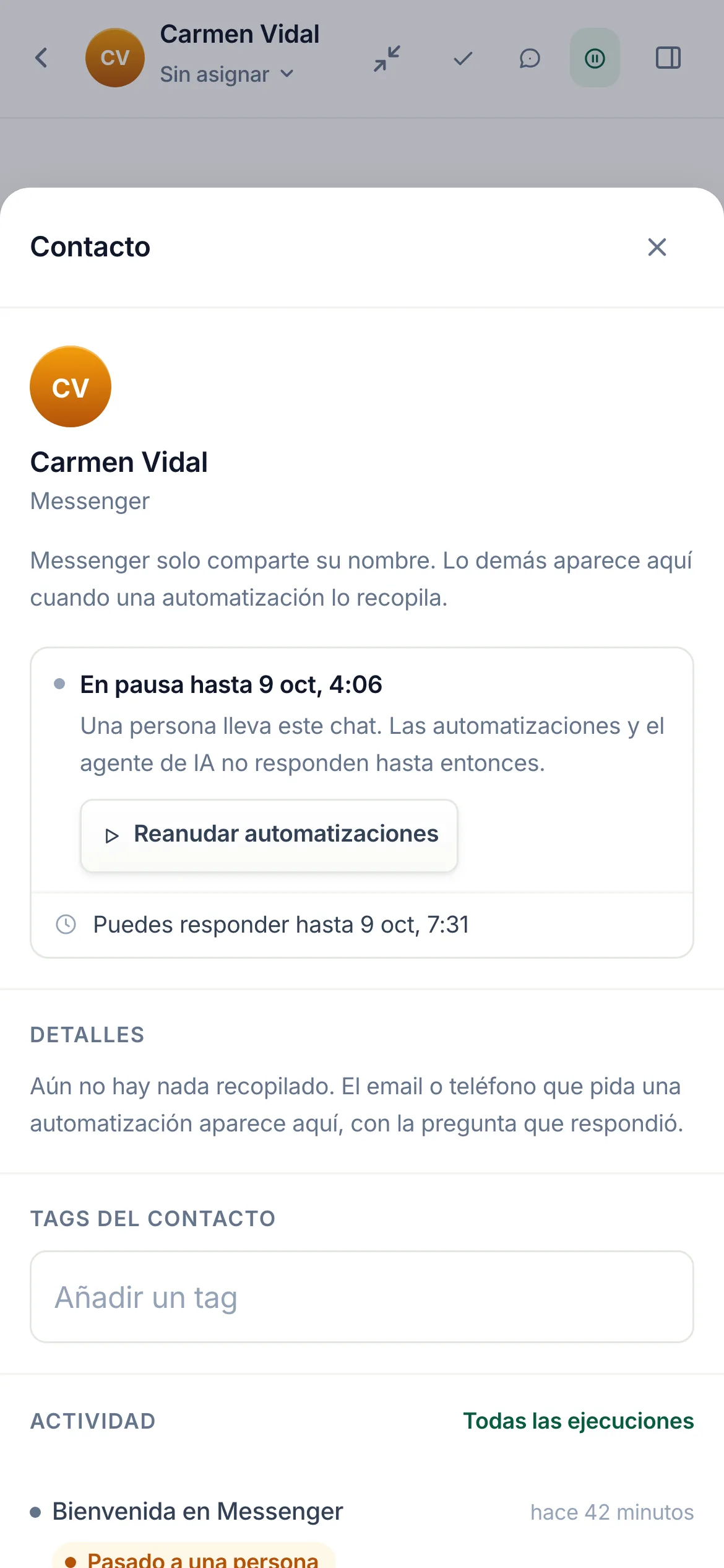 El panel de contacto de un chat de Messenger con Omar Reyes que tomó una persona: En pausa hasta el 9 oct, 3:49 a. m., la línea Una persona lleva este chat. Las automatizaciones y el agente de IA no responden hasta entonces, un botón Reanudar automatizaciones y Puedes responder hasta el 9 oct, 7:14 a. m.
