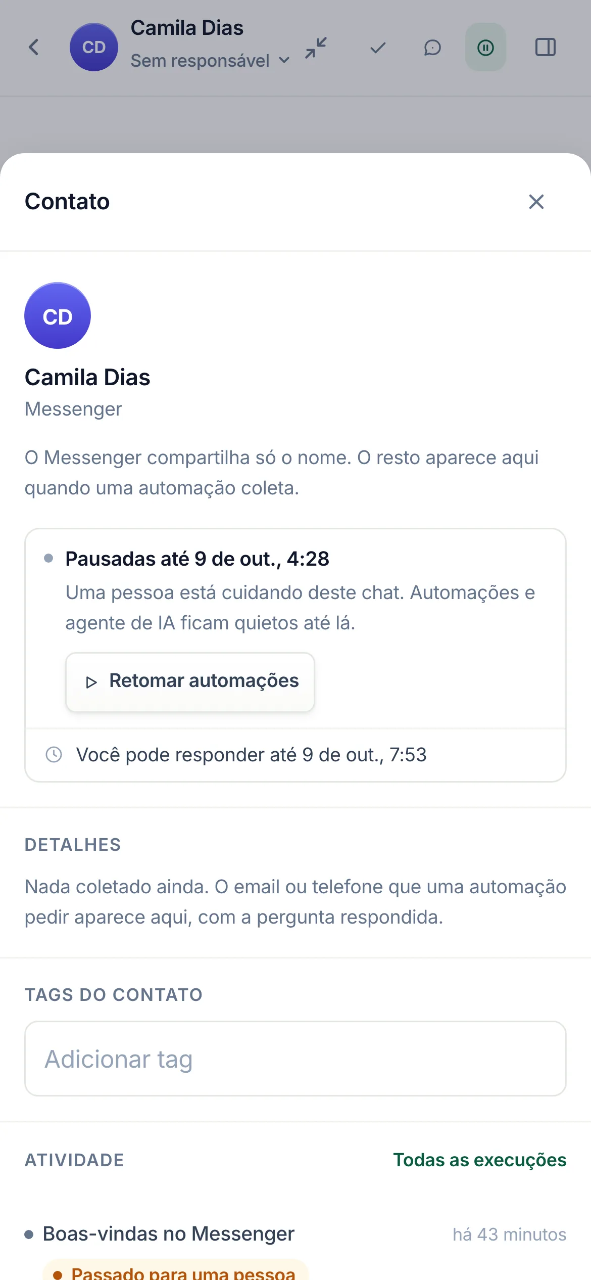 O painel do contato de um chat do Messenger com Omar Reyes que uma pessoa assumiu: Pausadas até 9 de out., 3:49, a linha Uma pessoa está cuidando deste chat. Automações e agente de IA ficam quietos até lá, um botão Retomar automações, e Você pode responder até 9 de out., 7:14.
