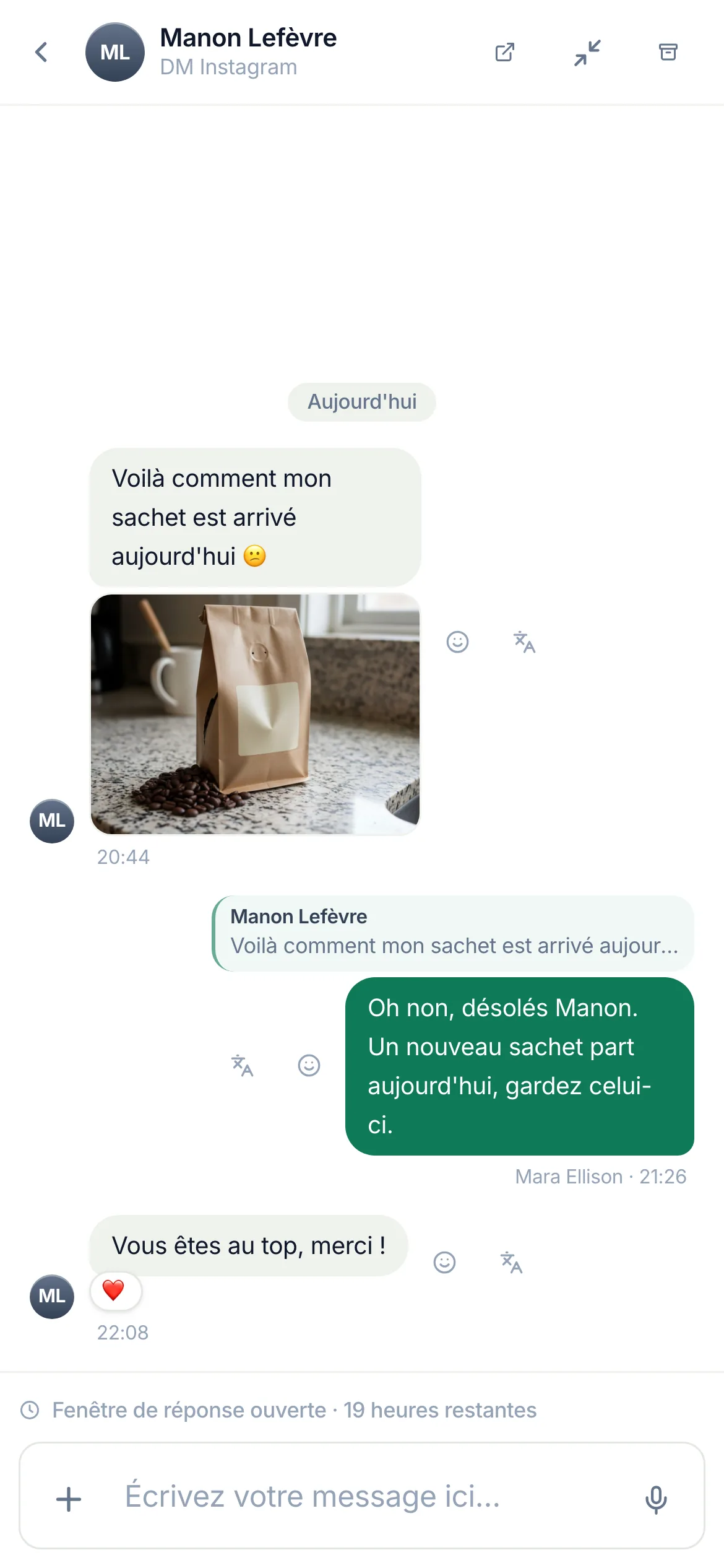 Un fil de DM Instagram sur un téléphone.