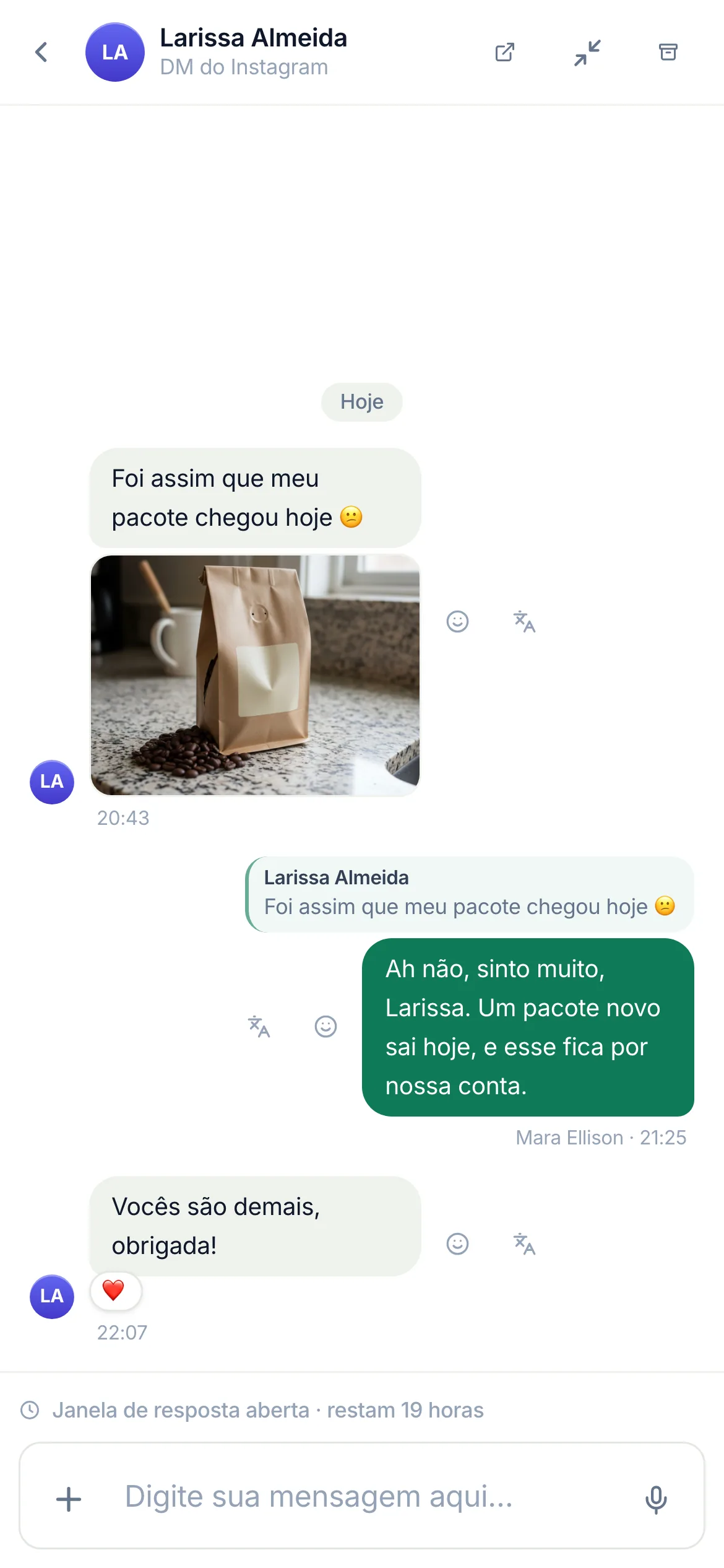 Uma conversa de DM do Instagram no celular.
