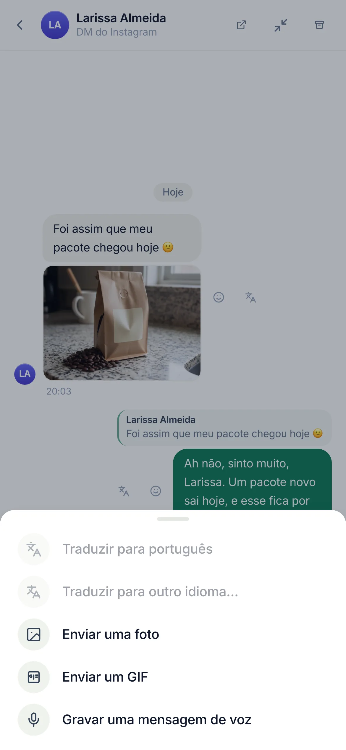 O menu Mais em uma conversa no celular.
