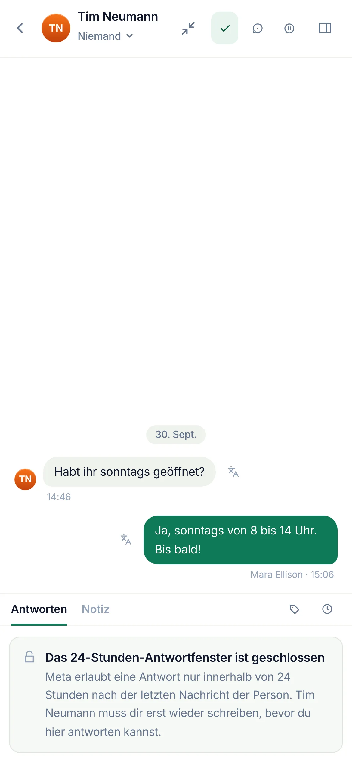 Der leuchtende Haken in der Kopfzeile eines geschlossenen Chats auf dem Handy.