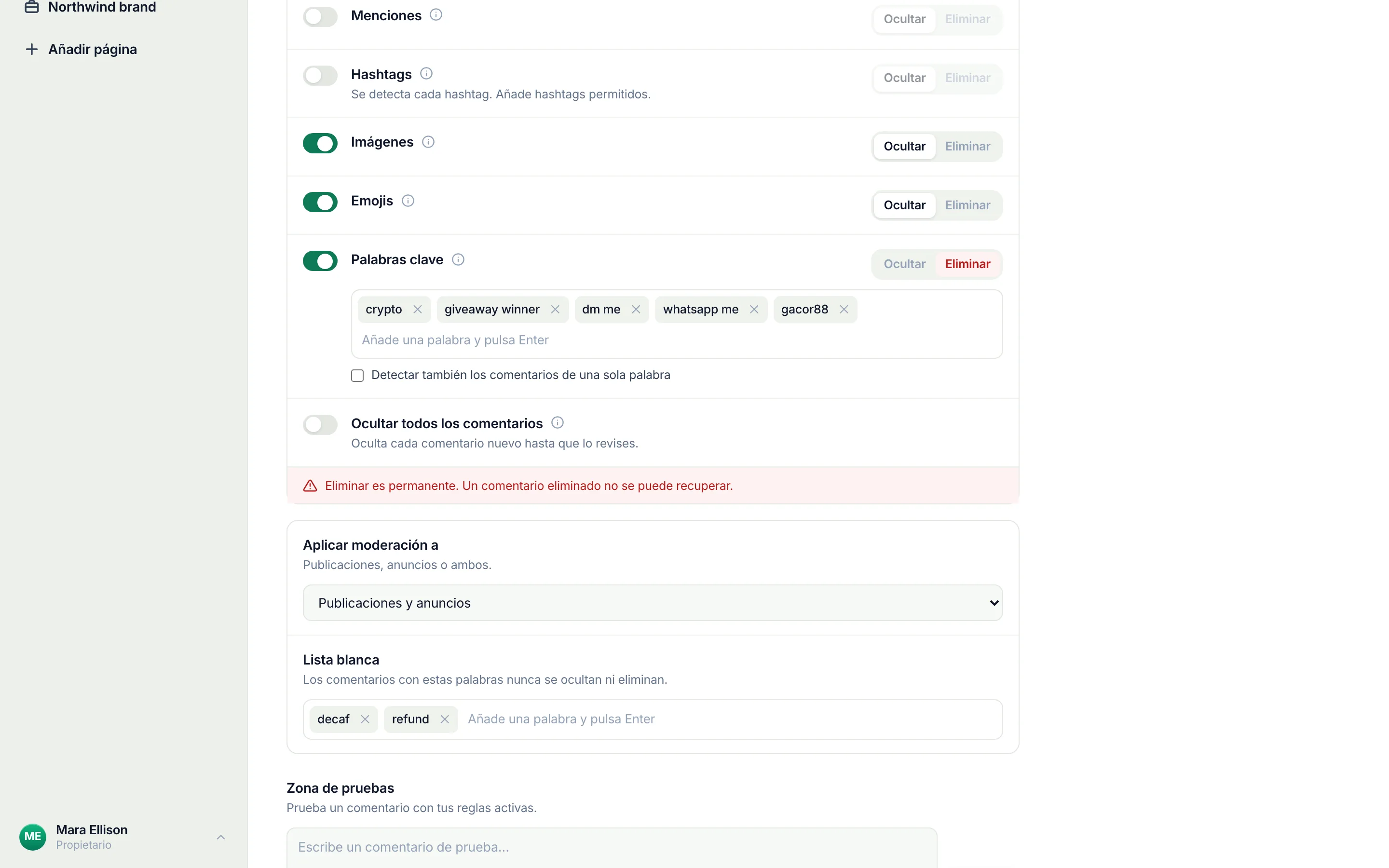 Las reglas de texto de una página de Facebook el 17 de septiembre de 2026, con el interruptor de Emojis marcado y activado, configurado en Ocultar, entre la regla de Imágenes y la lista de palabras clave.